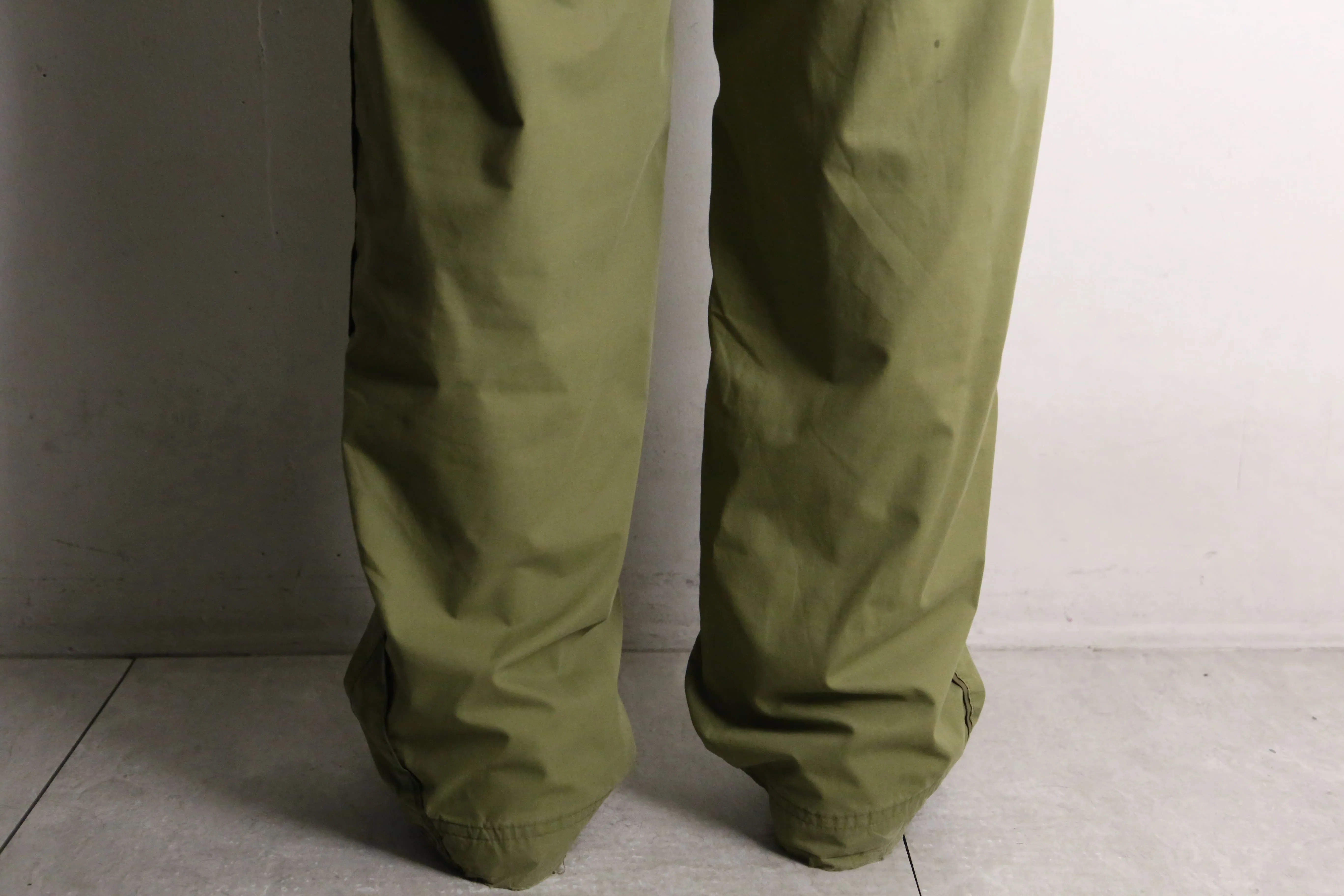 "NIKE" kahki nylon pants