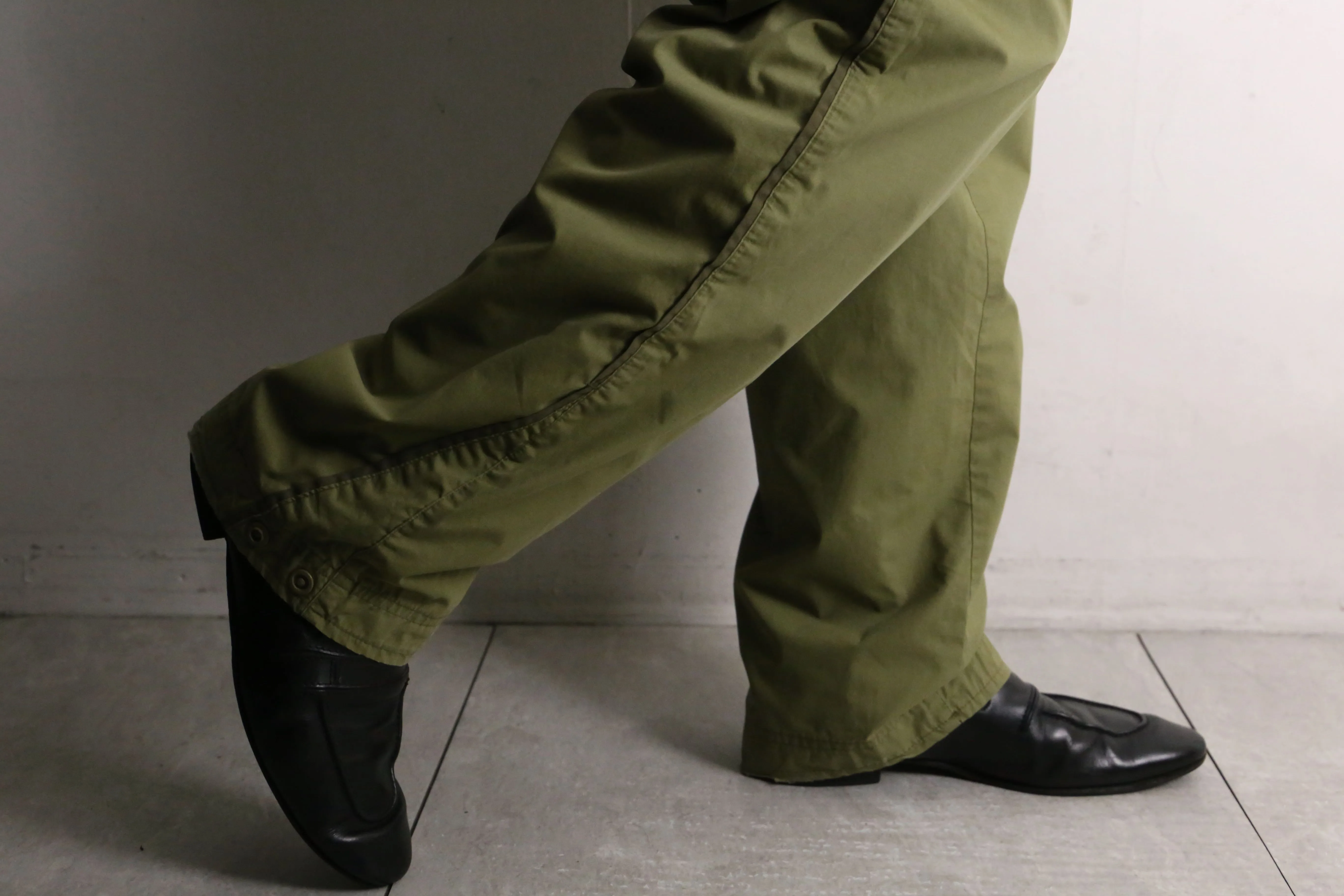 "NIKE" kahki nylon pants